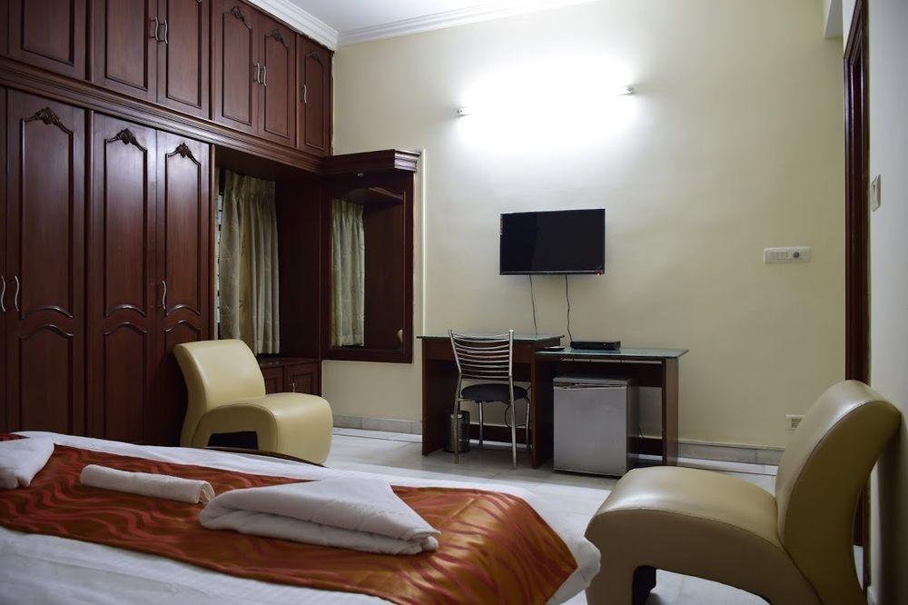 Alpine Glow Residencia - Crest Hotel Hyderabad Exterior foto