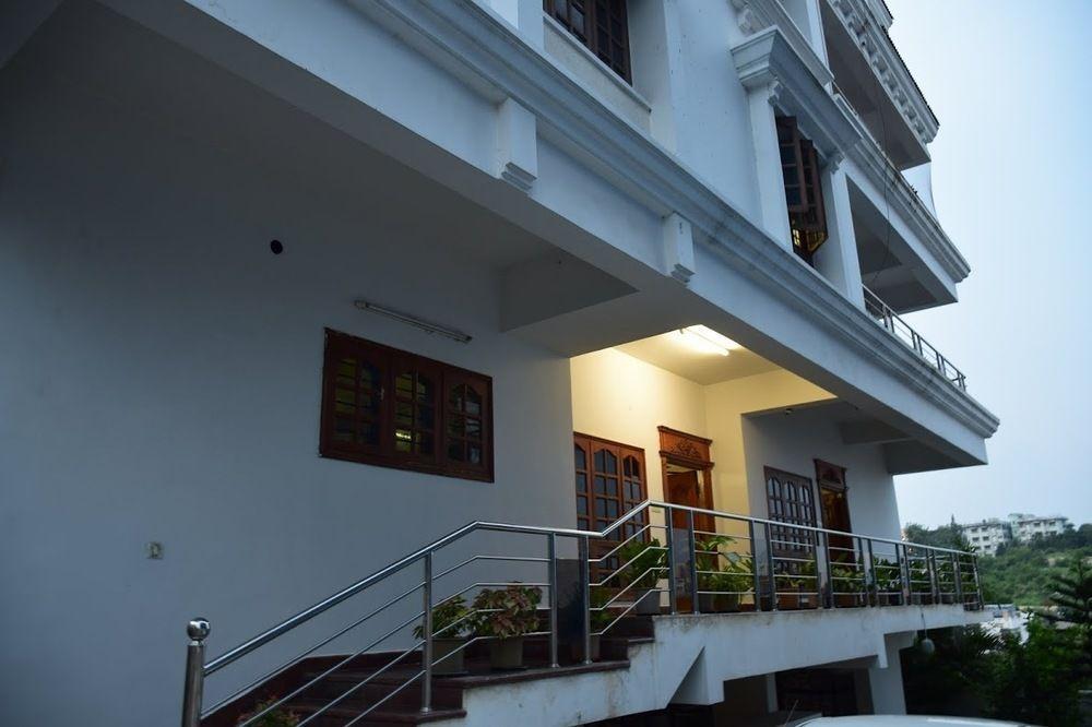 Alpine Glow Residencia - Crest Hotel Hyderabad Exterior foto